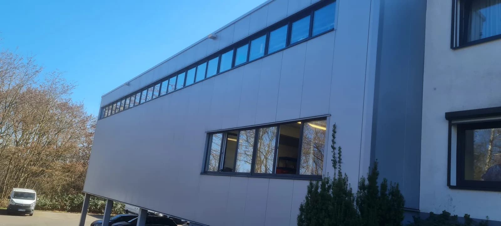 Gebäudefassade mit Fensterbändern – Nachher, Aufnahme 1