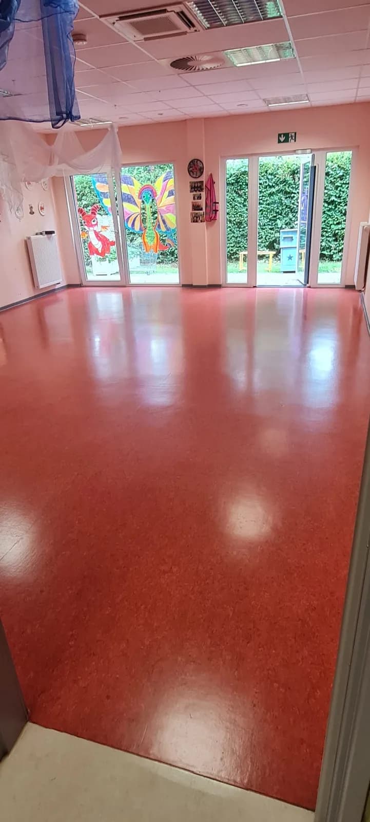 Roter Bodenbelag in einem Innenraum – Nachher, Aufnahme 1
