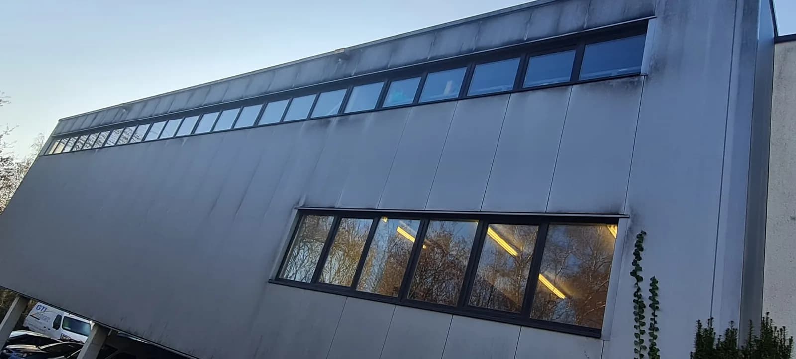 Gebäudefassade mit Fensterbändern – Vorher, Aufnahme 1