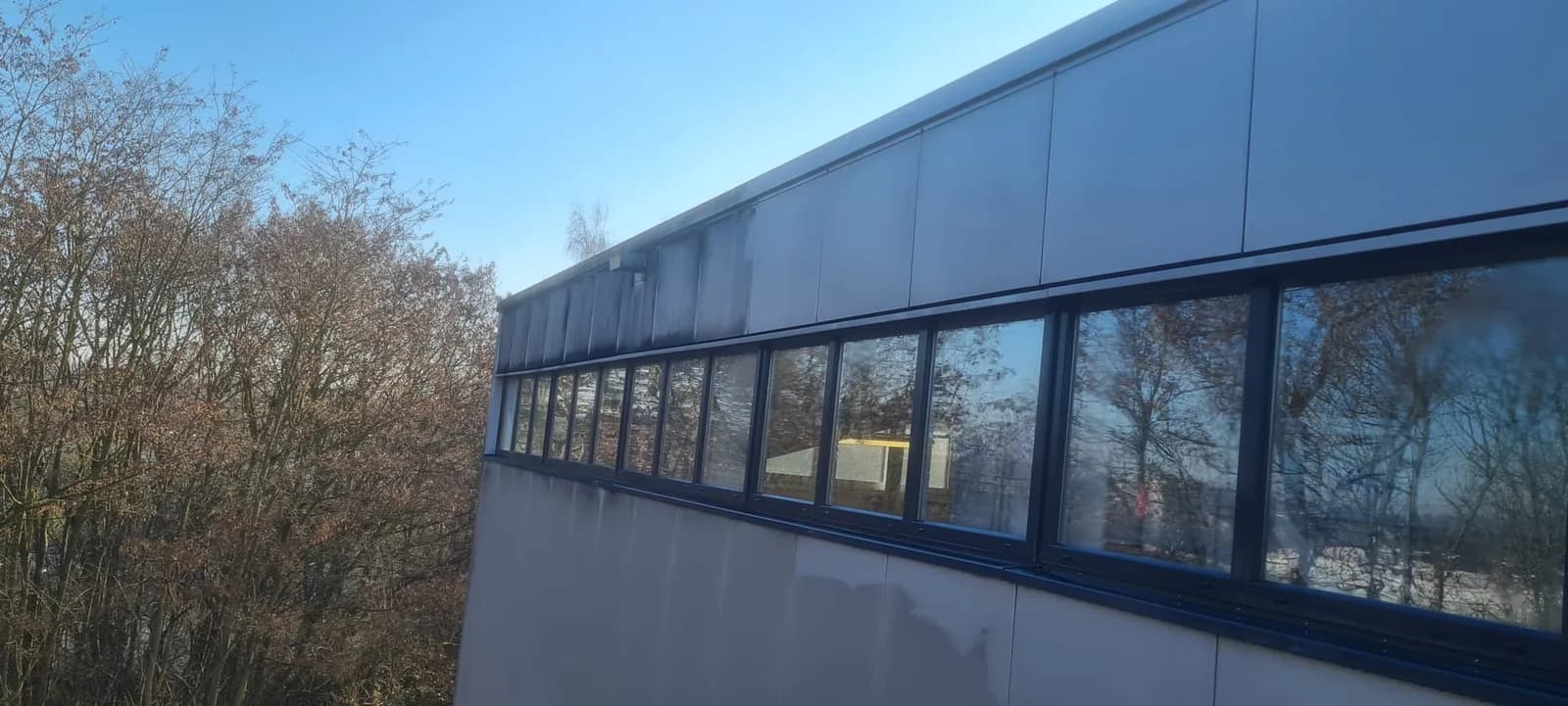 Gebäudefassade mit Fensterbändern – Vorher, Aufnahme 2