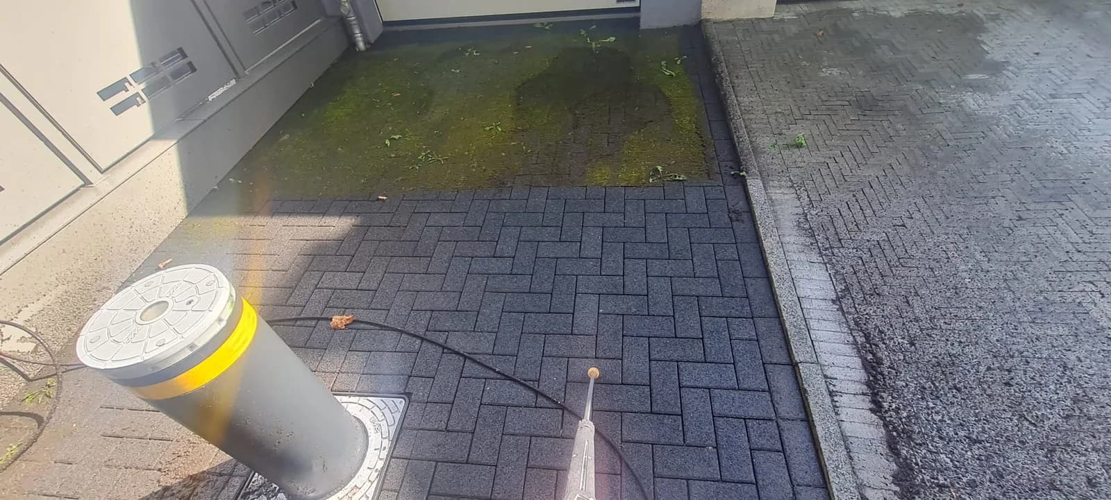 Gepflasterter Außenbereich am Gebäude – Vorher, Aufnahme 1