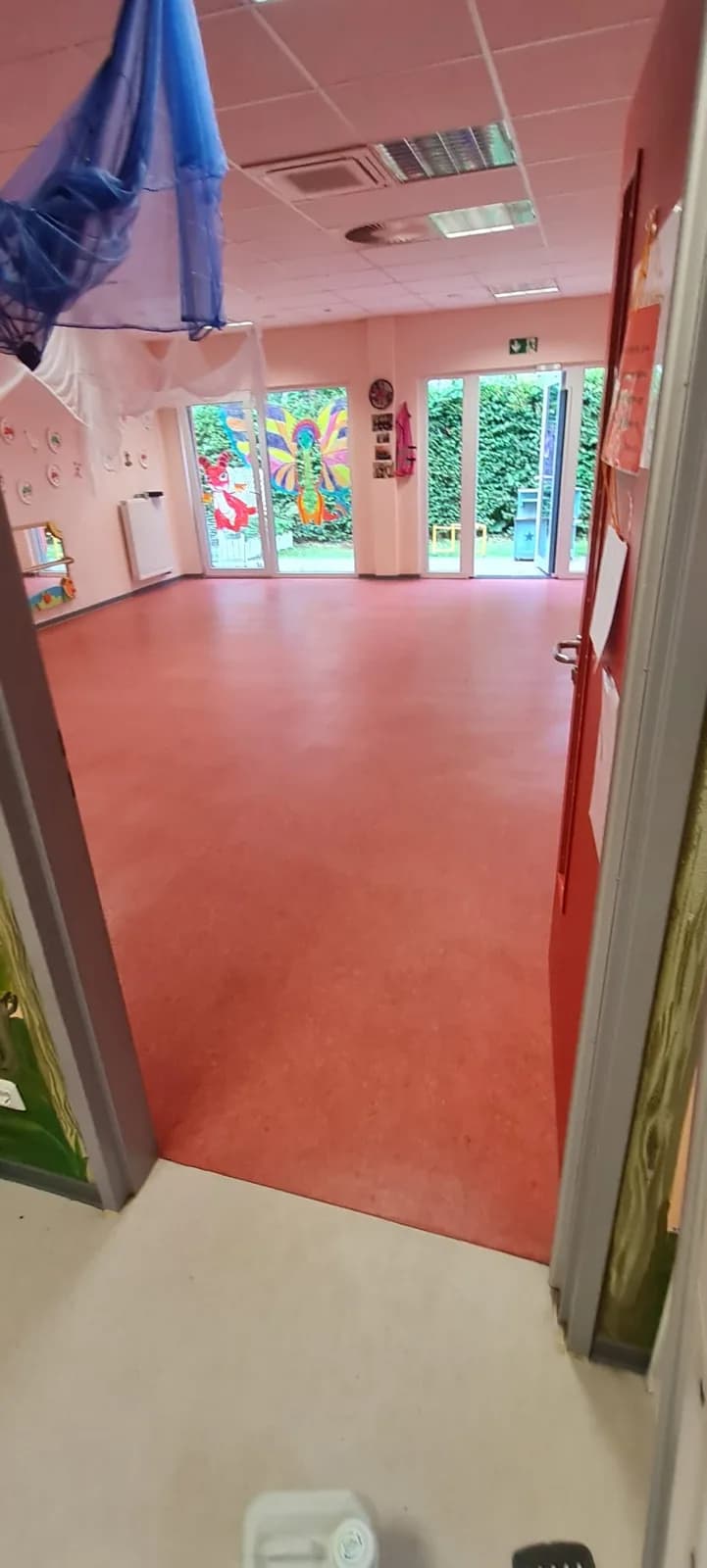Roter Bodenbelag in einem Innenraum – Vorher, Aufnahme 1