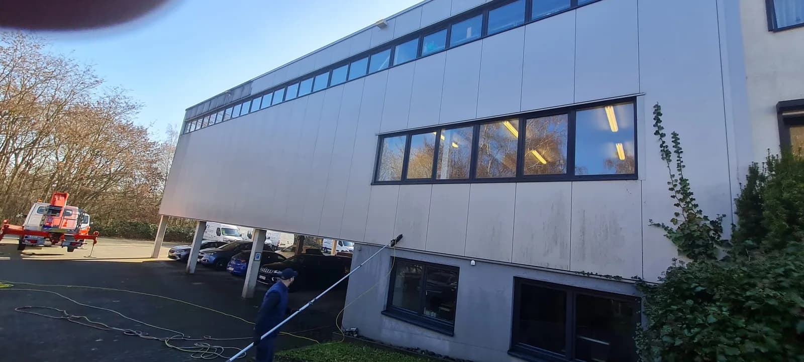 Gebäudefassade mit Fensterbändern – Während der Arbeit, Aufnahme 1